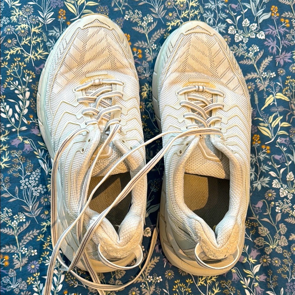 Hoka One One OV clifton women’s 9.5